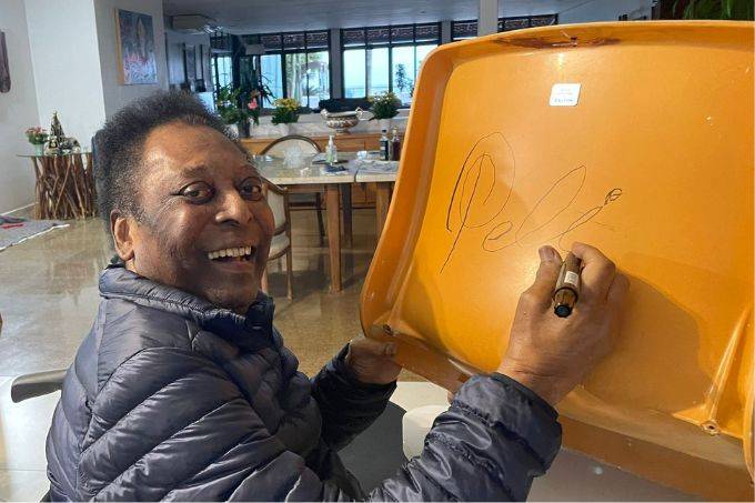 Ação beneficente leiloa cadeiras do Pacaembu autografadas por ídolos