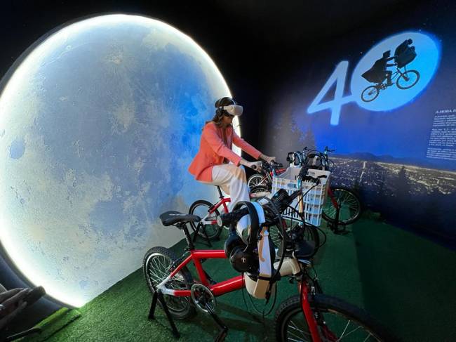 ET 5 mulher na bicicleta