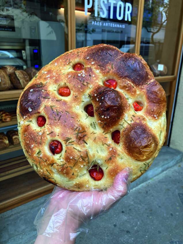 Focaccia: tomate-cereja, alecrim e sal grosso Focaccia: tomate-cereja, alecrim e sal grosso