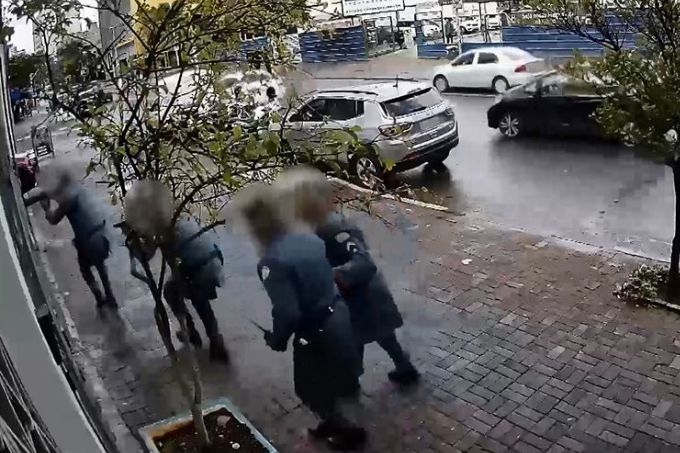 Imagem mostra ação da PM para conter homem que invadiu estabelecimento na rua dos Pinheiros
