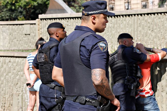 GCM veta barba para homens e esmalte rosa-chiclete para mulheres da tropa