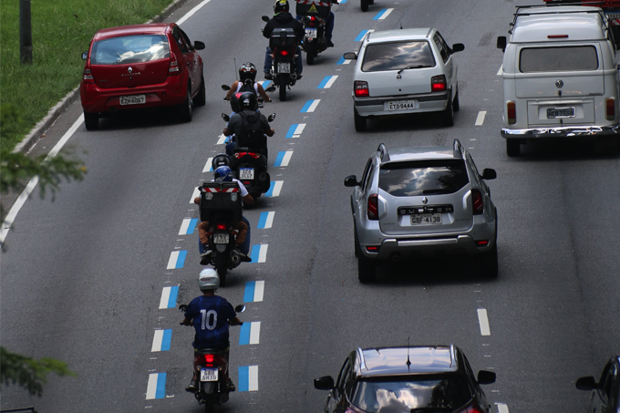 Após teste na 23 de Maio, CET implantará faixa de motos na Av. dos Bandeirantes
