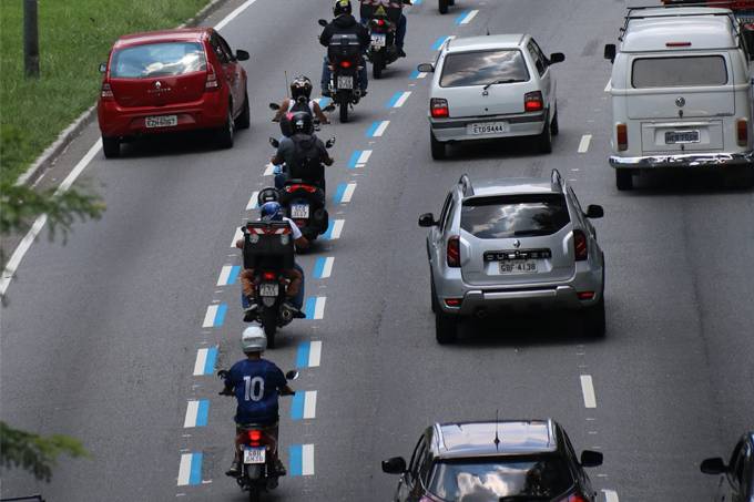 Minhocão deve ganhar faixa azul para motocicletas