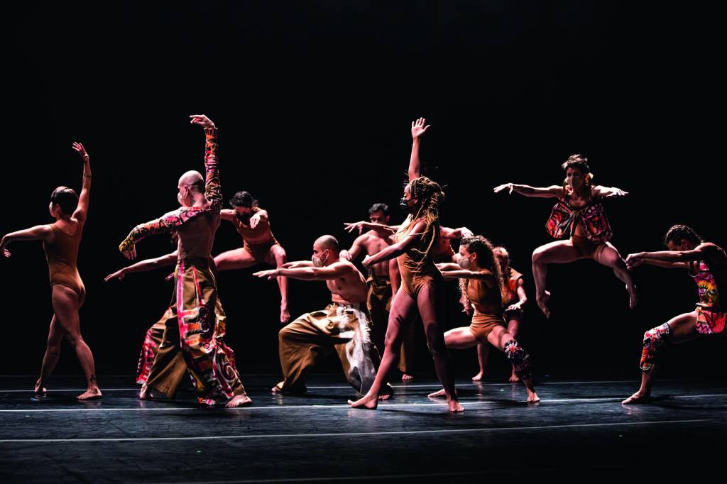 PÁGINA 3 – Masp – Muyrakytã, Balé da Cidade de São Paulo (STIG-DIVULGAÇÃO).jpg Dançarinos se apresentam no palco com figurino em tons terrosos