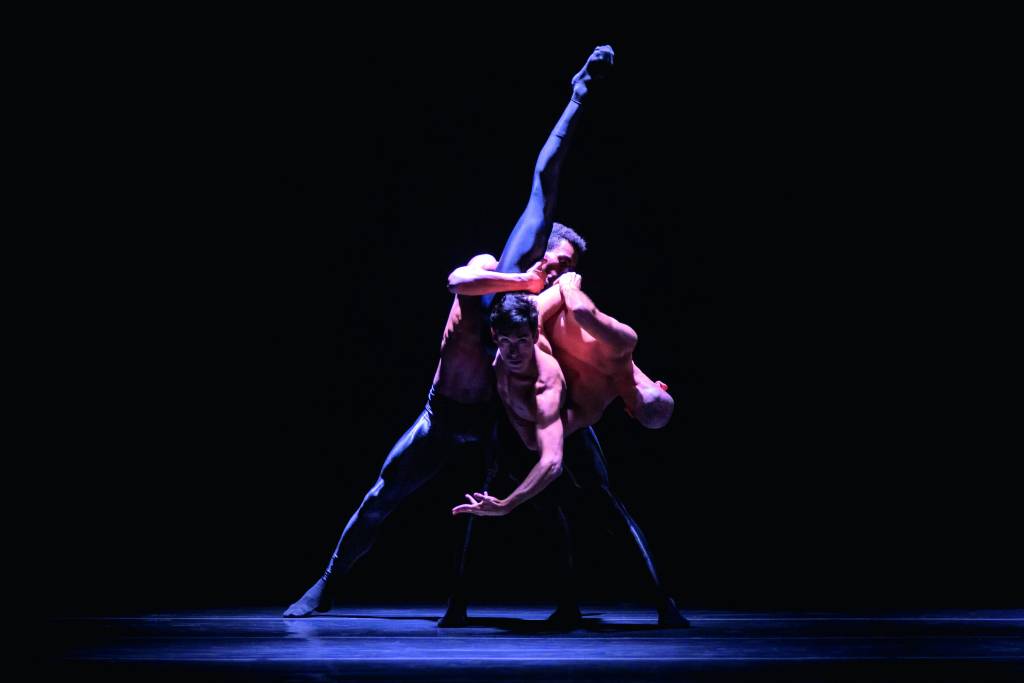 PÁGINA 5 – FOTO MENOR – BCSP -Adastra (CLARISSA LAMBERT-DIVULGAÇÃO).jpg Dois dançarinos no palco. Um suspense o outro pelas costas