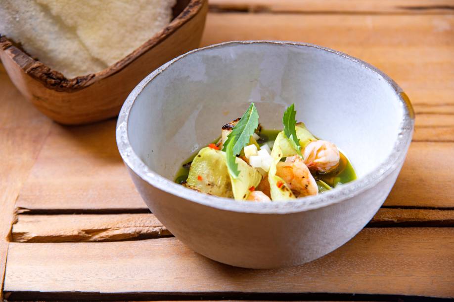 Tiradito: camarão com chuchu na forma de picles e de lâminas tostadas, caldo de huacatay com jalapeño e trevo