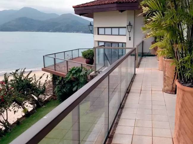 Mansão localizada na Ilha da Almada, em Ubatuba