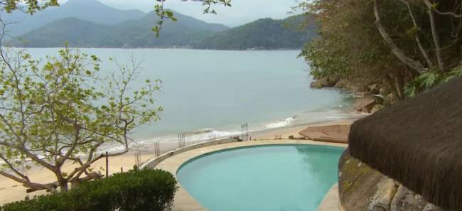 Mansão localizada na Ilha da Almada, em Ubatuba Mansão localizada na Ilha da Almada, em Ubatuba