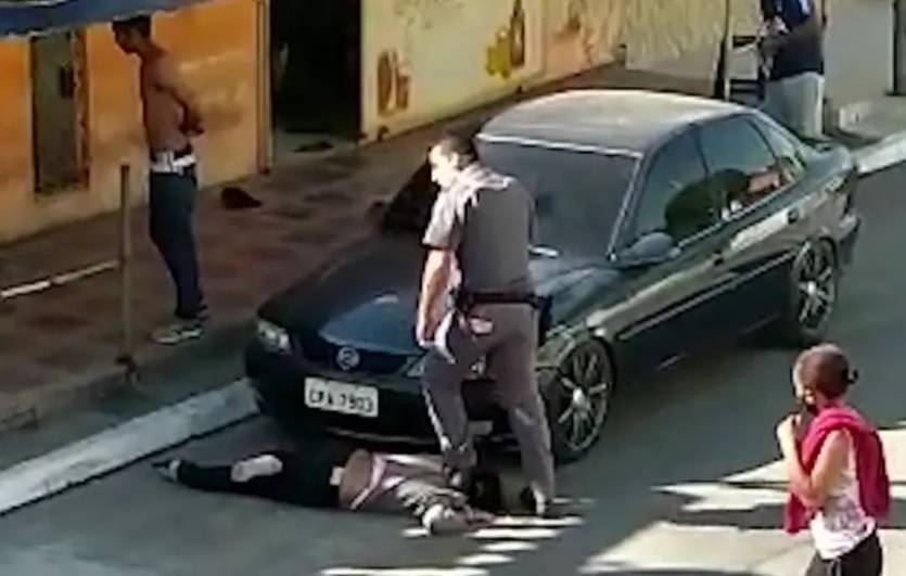 Justiça absolve policial que pisou em pescoço de mulher durante abordagem