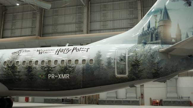 Avião do Harry Potter Traseira do avião tem adesivo com letreiro de Harry Potter, árvores e Castelo de Hogwarts
