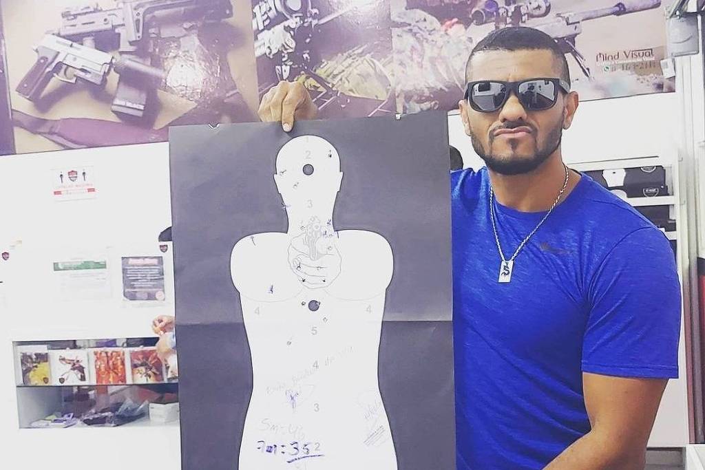 Professor leva arma para escola e deixa objeto cair em frente a alunos