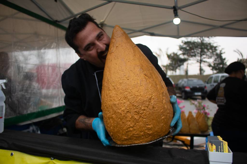 Festival de Comidas Gigantes serve coxinha de 20 quilos em SP