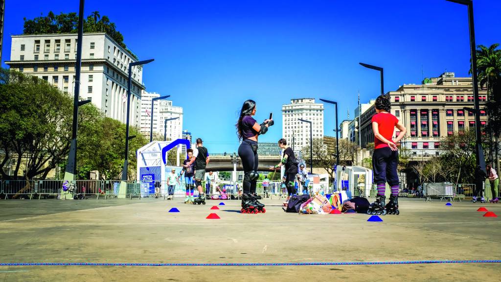 São Paulo 14 de agosto 2022Vale do AnhangabauFoto Alexandre Battibugli VSP Aulas de patins do Vale do Anhangabaú