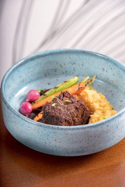 Terrine de rabada: acompanhada de polenta de milho verde e hortaliças