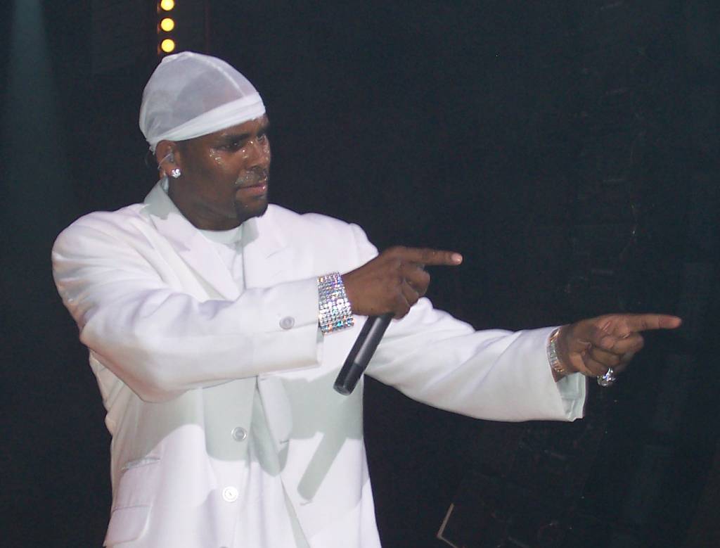 Cantor R. Kelly é condenado por abuso sexual de menores