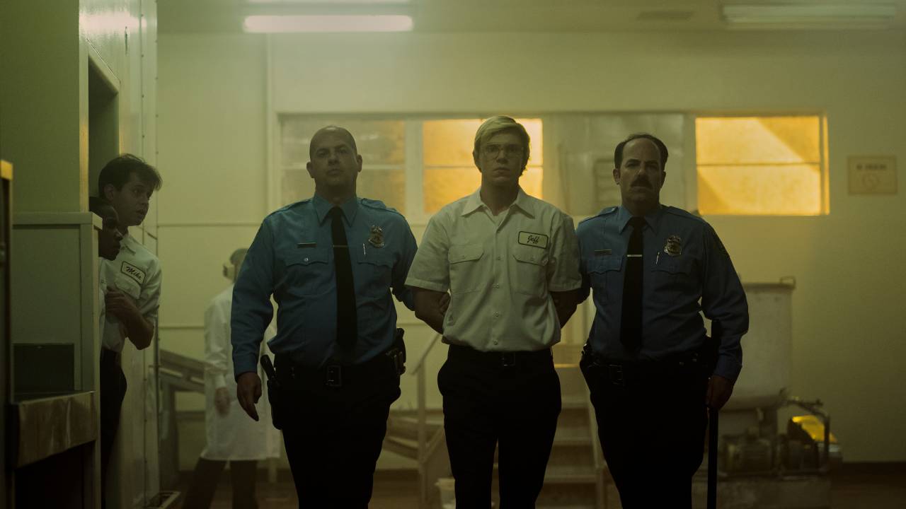 Evan Peters como Jeffrey Dahmer, um serial killer