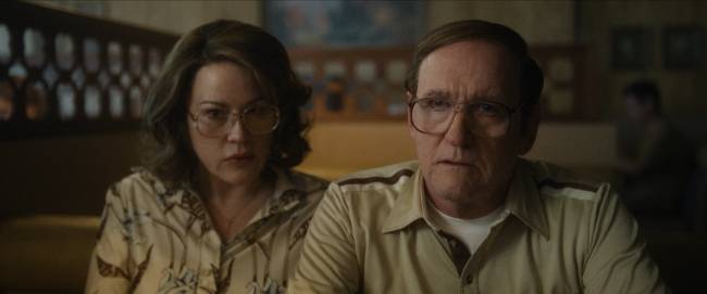 Dahmer Netflix Molly Ringwald é Shari, Richard Jenkins é Lionel Dahmer na produção de true crime