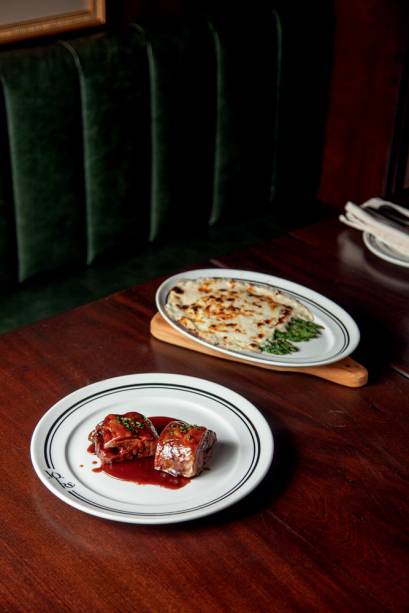 Oito horas no forno: paleta de cordeiro leva calda do próprio assado e acompanha aspargos gratinados Oito horas no forno: paleta de cordeiro leva calda do próprio assado e acompanha aspargos gratinados