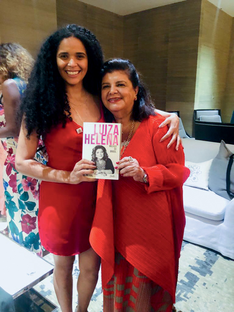 FlaviaTrajano.jpg Flávia Rodrigues sorri ao lado de Luiza Trajano, da Magalu