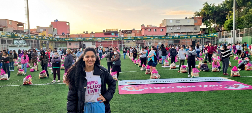 FluxoSemTabuv.jpg Flávia Rodrigues em campanha de distribuição deabsorventes para 1 000mulheres da favela