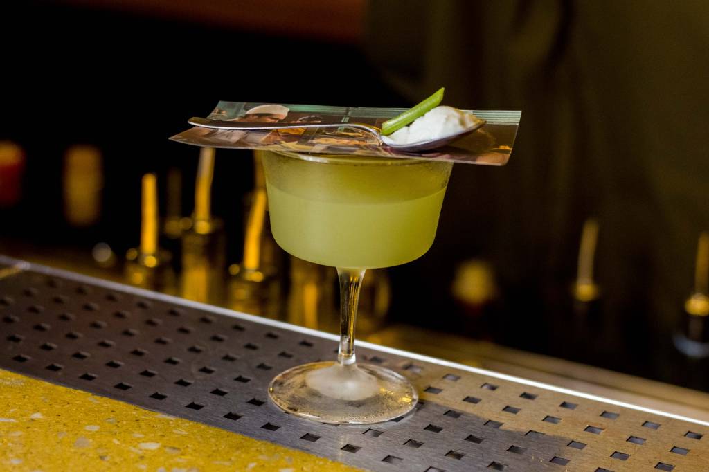 Cineclube Cortin Drinque com carta em cima e colher com sorvete