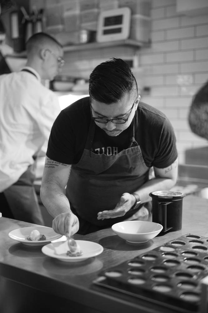 Chef Alberto Landgraf prepara jantar em hotel da cidade