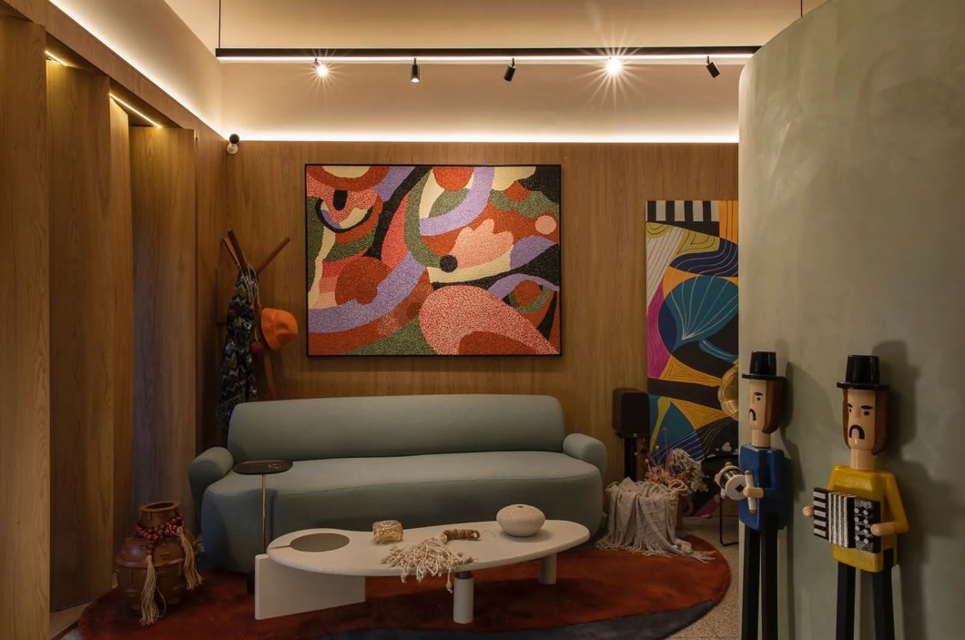 Mateus Passaglia e Nabila Feijó - Studio da Musicista. As formas sinuosas, os materiais confortáveis e as cores aguçam os sentidos – assim como as canções. Para os arquitetos, a fluidez do espaço pode dar à vida frenética do dia a dia mais sensibilidade e sensualidade. Sempre atenta à história de seus clientes, a dupla combina elementos com perfeição ao criar esse refúgio pensado para acolher uma mulher empreendedora, investidora, colecionista e, claro, musicista. Ultraeclético e contemporâneo, o studio apresenta tons românticos, pop-art e luz intimista. “O mix de estilos, a escolha da materialidade e a funcionalidade do espaço são personalizados de acordo com a experiência que cada um busca como expectativa para viver melhor”, dizem. Mateus Passaglia e Nabila Feijó - Studio da Musicista. As formas sinuosas, os materiais confortáveis e as cores aguçam os sentidos – assim como as canções. Para os arquitetos, a fluidez do espaço pode dar à vida frenética do dia a dia mais sensibilidade e sensualidade. Sempre atenta à história de seus clientes, a dupla combina elementos com perfeição ao criar esse refúgio pensado para acolher uma mulher empreendedora, investidora, colecionista e, claro, musicista. Ultraeclético e contemporâneo, o studio apresenta tons românticos, pop-art e luz intimista. “O mix de estilos, a escolha da materialidade e a funcionalidade do espaço são personalizados de acordo com a experiência que cada um busca como expectativa para viver melhor”, dizem.