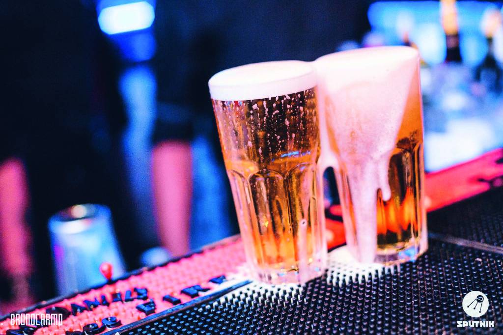 Megazord (BRUNO CARMO-DIVULGAÇÃO).jpg Copos de cerveja na balada Megazord