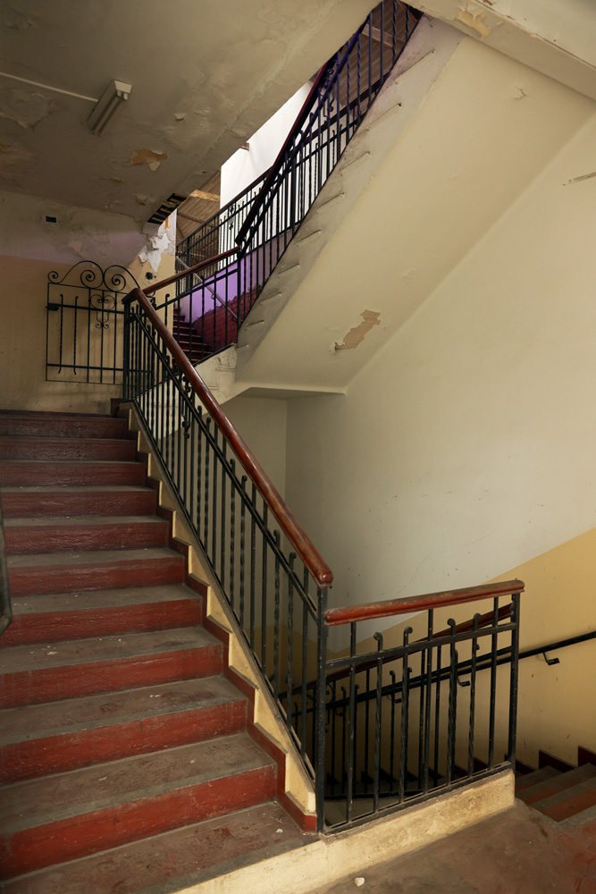RESTAUROCOLEGIO44.jpg Imagem mostra escadaria interna, com os degraus sujos de pó.