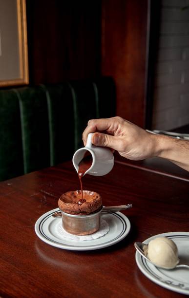 Suflê: sobremesa de chocolate leva calda e sorvete de baunilha Suflê: sobremesa de chocolate leva calda e sorvete de baunilha