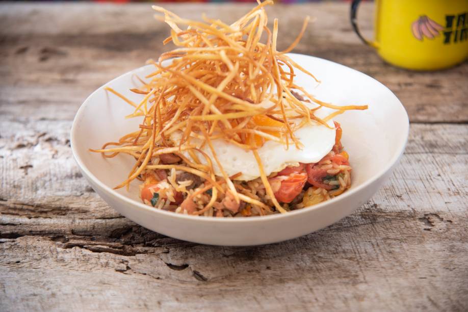 Arroz maria isabel: carne de sol, queijo de coalho, tomate, cebola-roxa, ovo e batata-doce palha Arroz maria isabel: carne de sol, queijo de coalho, tomate, cebola-roxa, ovo e batata-doce palha