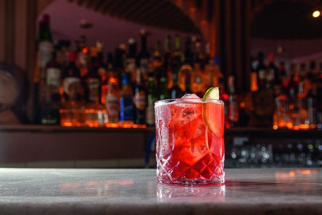 Trinca giuseppe: vermute italiano a Cynar, limãosiciliano e bitters de laranja e cacau
