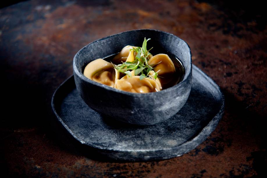 Capelete de piranha do Pantanal: servido com coentro, no próprio brodo do próprio peixe Capelete de piranha do Pantanal: servido com coentro, no próprio brodo do próprio peixe