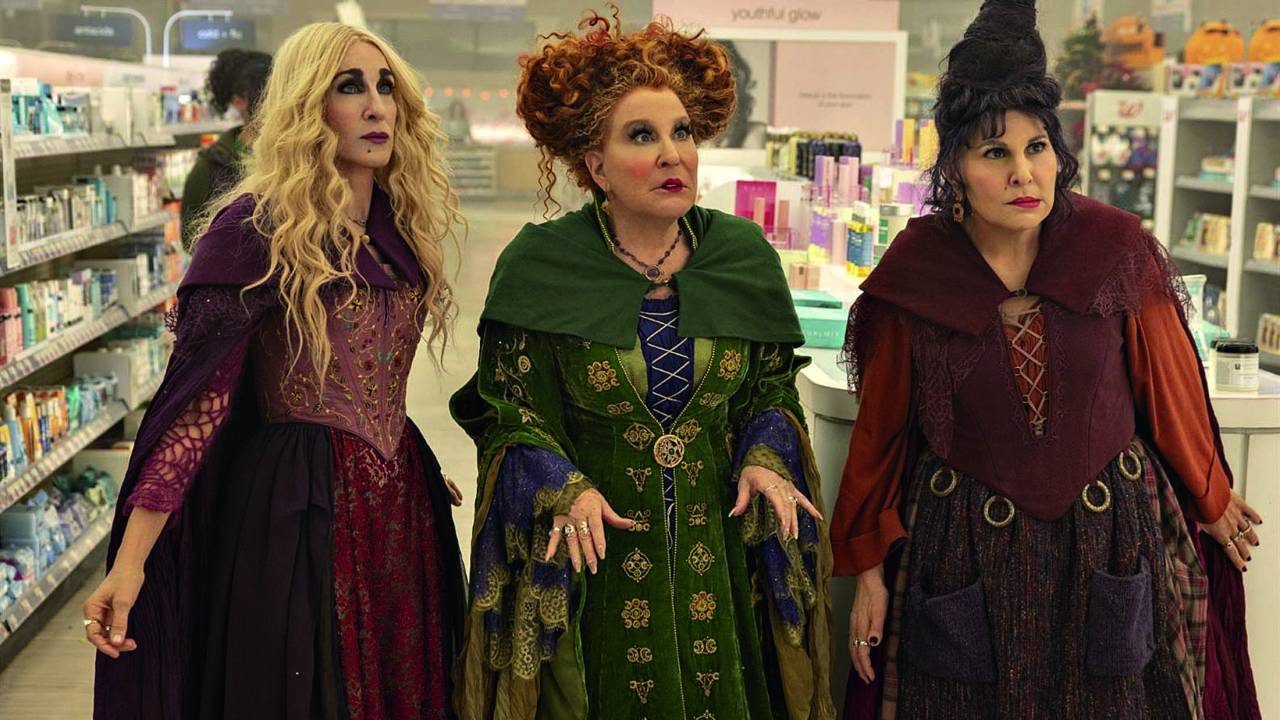 Imagem mostra três mulheres vestidas de bruxa: uma loira, uma ruiva e uma morena