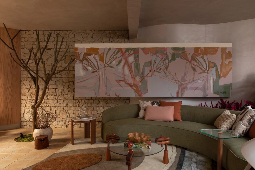 Amanda Andrade e Jaqueline Tessaro - Living Gaia. O estilo contemporâneo e o uso de elementos naturais são características comuns da dupla de profissionais. E elas aparecem de forma clara neste living com espaços multifuncionais, que podem ser usados para receber, trabalhar, relaxar, contemplar. Como inspiração, o renascimento do novo estilo de morar pós-pandemia, com a natureza dentro de casa representada por plantas, formas e materiais. O nome vem da deusa Gaia, a Mãe da Terra, que segundo a mitologia grega surgiu do caos. “Esse caos representa o momento pelo qual passamos hoje. Em meio ao isolamento, fomos conduzidos a nos reinventar e a reinventar nossos espaços de morar”, explicam. O ambiente enaltece a natureza e a brasilidade por meio da preferência por materiais naturais, formas orgânicas, paisagismo e mobiliário assinado por designers do país – como Sergio Rodrigues e Fernando Mendes. Amanda Andrade e Jaqueline Tessaro - Living Gaia. O estilo contemporâneo e o uso de elementos naturais são características comuns da dupla de profissionais. E elas aparecem de forma clara neste living com espaços multifuncionais, que podem ser usados para receber, trabalhar, relaxar, contemplar. Como inspiração, o renascimento do novo estilo de morar pós-pandemia, com a natureza dentro de casa representada por plantas, formas e materiais. O nome vem da deusa Gaia, a Mãe da Terra, que segundo a mitologia grega surgiu do caos. “Esse caos representa o momento pelo qual passamos hoje. Em meio ao isolamento, fomos conduzidos a nos reinventar e a reinventar nossos espaços de morar”, explicam. O ambiente enaltece a natureza e a brasilidade por meio da preferência por materiais naturais, formas orgânicas, paisagismo e mobiliário assinado por designers do país – como Sergio Rodrigues e Fernando Mendes.