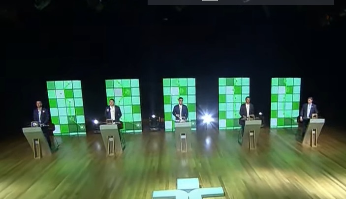 Candidatos ao governo participam de debate nesta terça