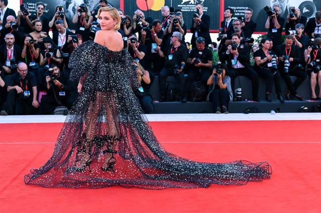 florence A atriz Florence Pugh no tapete vermelho do Festival de Veneza; com vestido preto brilhante