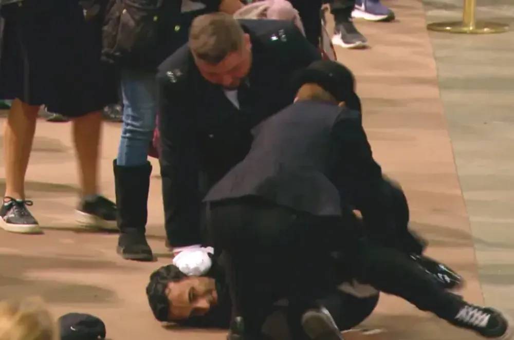 Homem é detido após correr em direção ao caixão da rainha Elizabeth II
