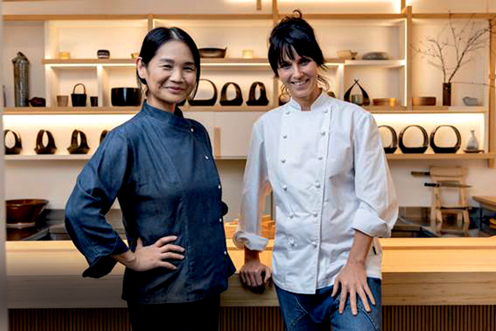 Telma Shiraishi e Helena Rizzo cozinham juntas no Aizomê