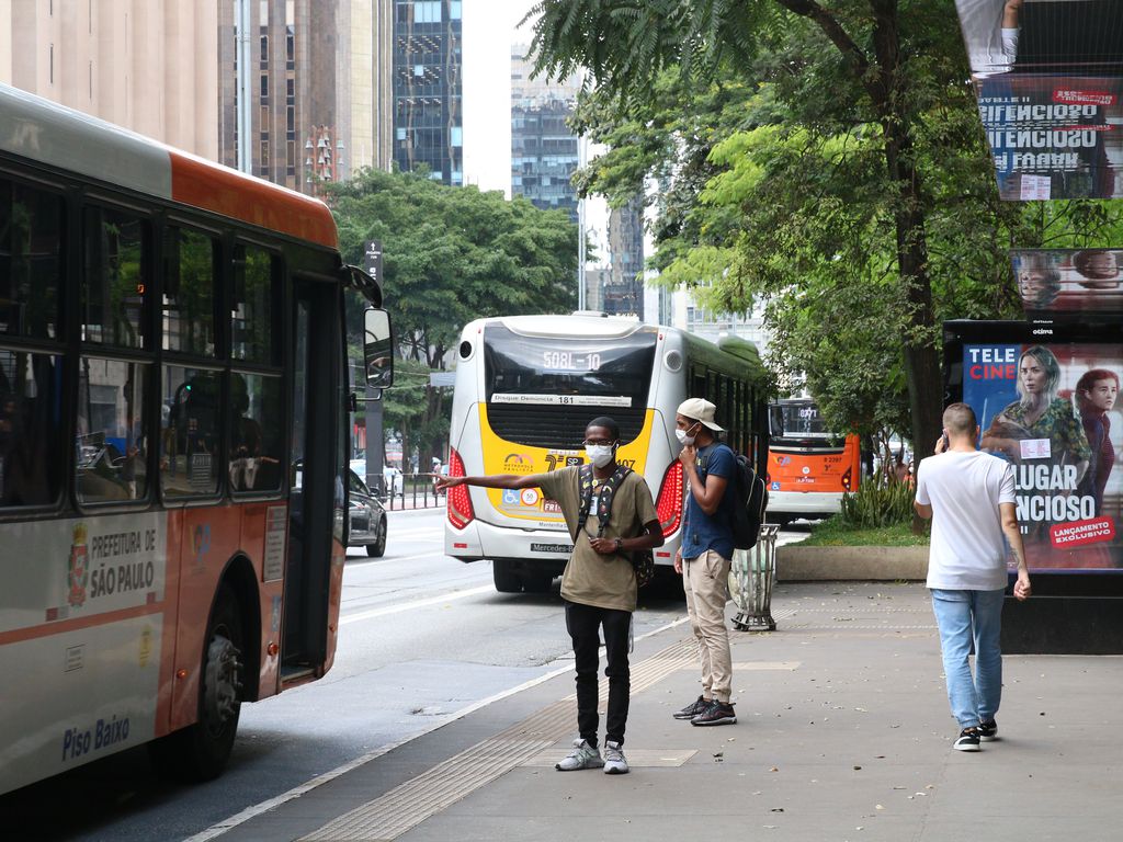 Uso de máscara no transporte público volta a ser obrigatório na capital