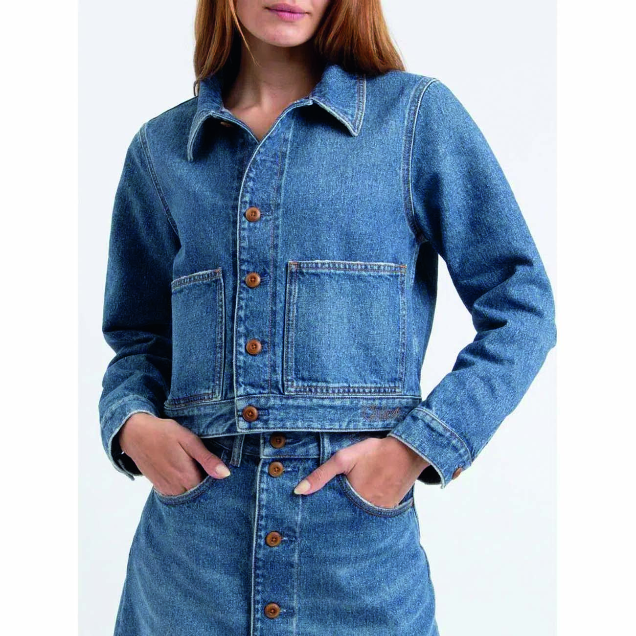 Imagem mostra mulher vestindo jaqueta jeans