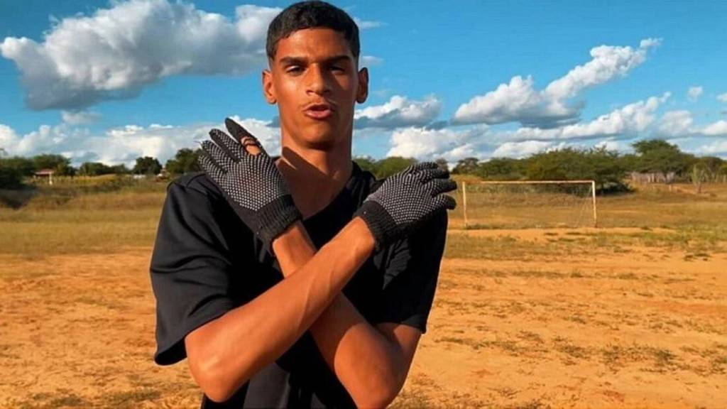 Luva de Pedreiro apaga posts e anuncia fim da carreira de influenciador