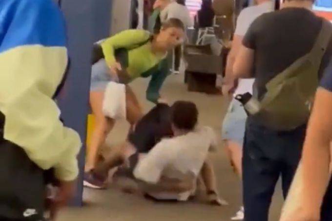 Lutador imobiliza homem em metrô de NY ao ser atacado por falar português