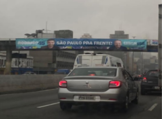 Faixa com propaganda de Rodrigo Garcia na passarela Rua das Noivas, na Luz, deve ser removida.