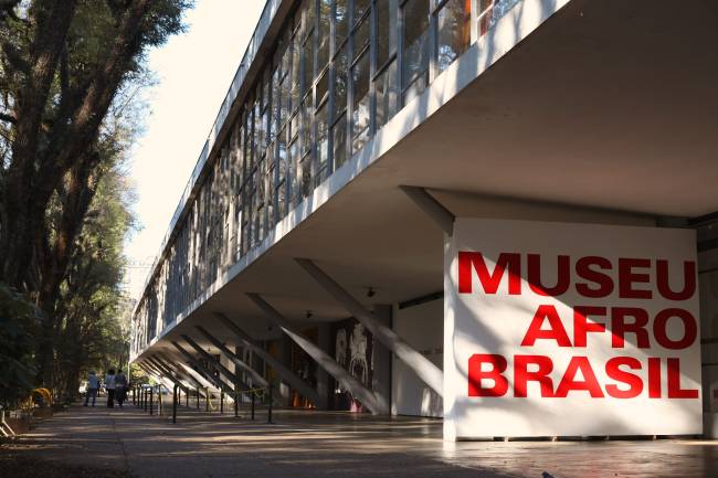 Museu Afro Brasil (Foto: Divulgação) Parte externa do Museu Afro Brasil, em um dia ensolarado, com pouco movimento.