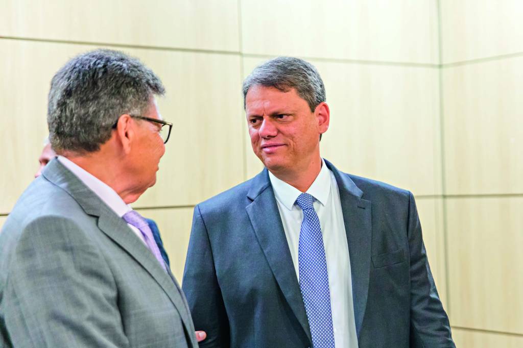 52415861347_876b95845a_o.jpg Tarcísio de Freitas fotografado com leve sorriso no rosto. Usa terno e conversa com outro homem de terno