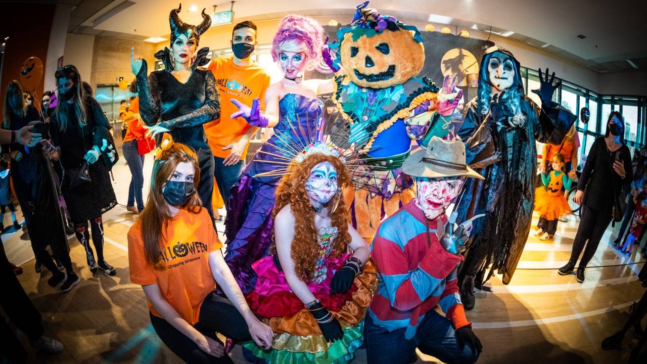 Jovens fantasiados no Halloween posam para selfie conjunta dentro do Shopping Ibirapuera