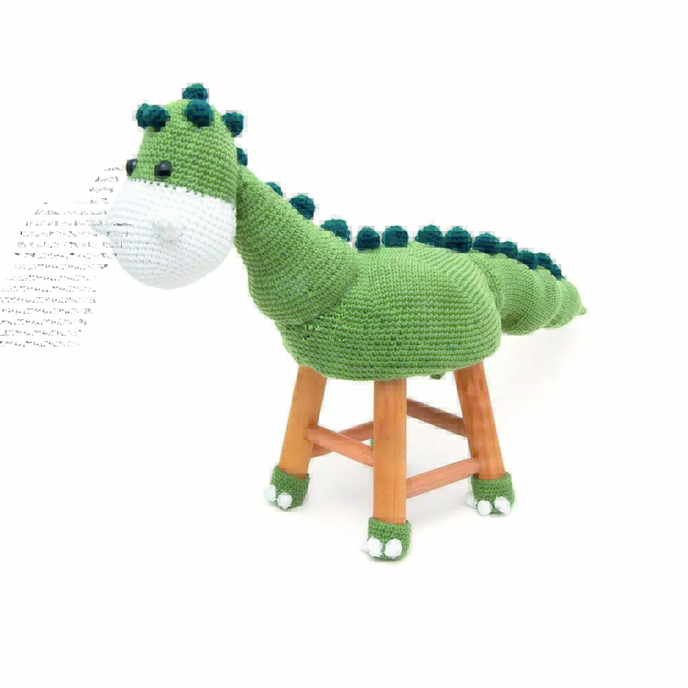 Banquinho.jpg Banco de madeira com assento e pés estofados com peça de crochê verde de dinossauro