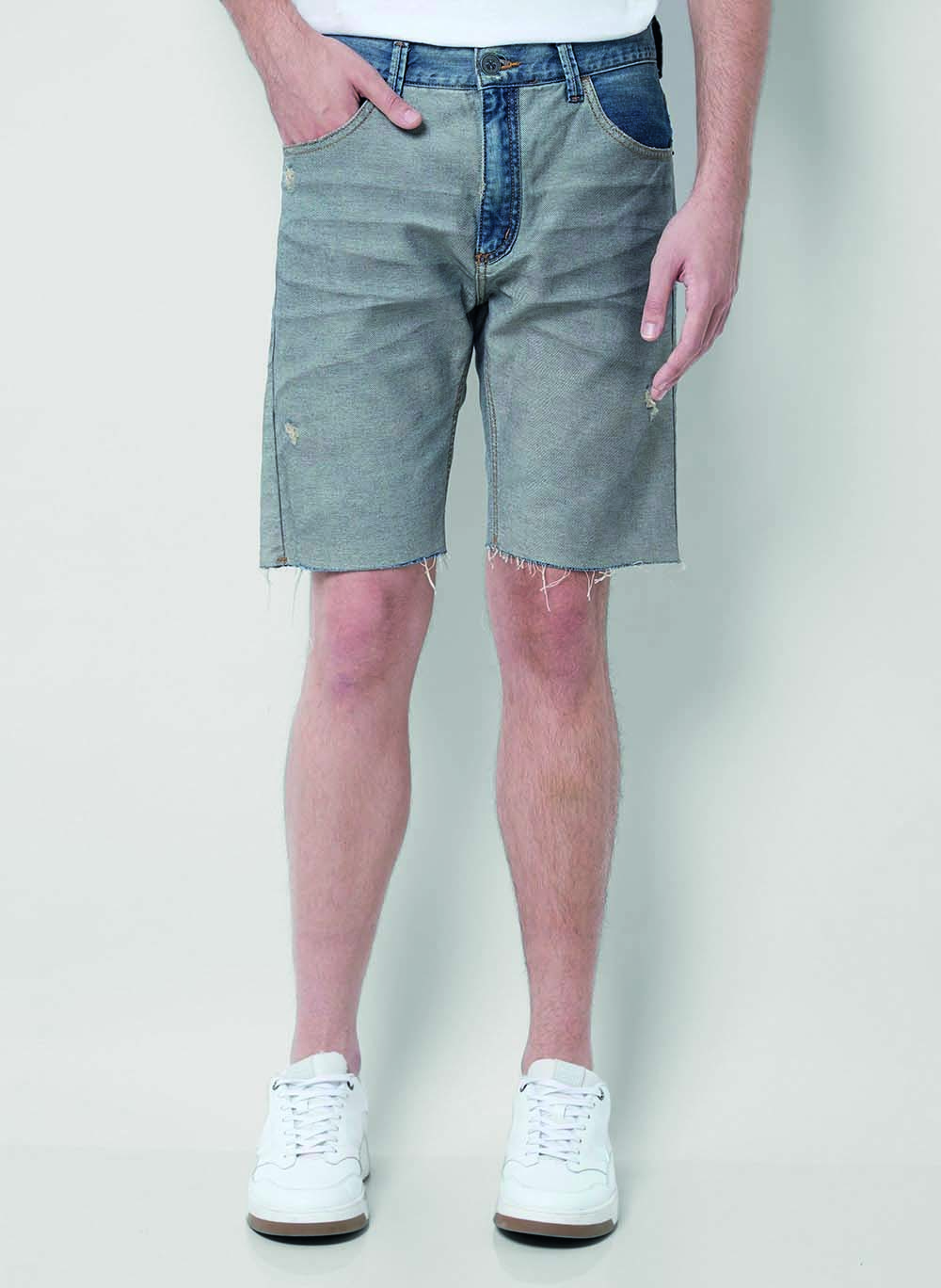 Modelo branco usa bermuda jeans reta