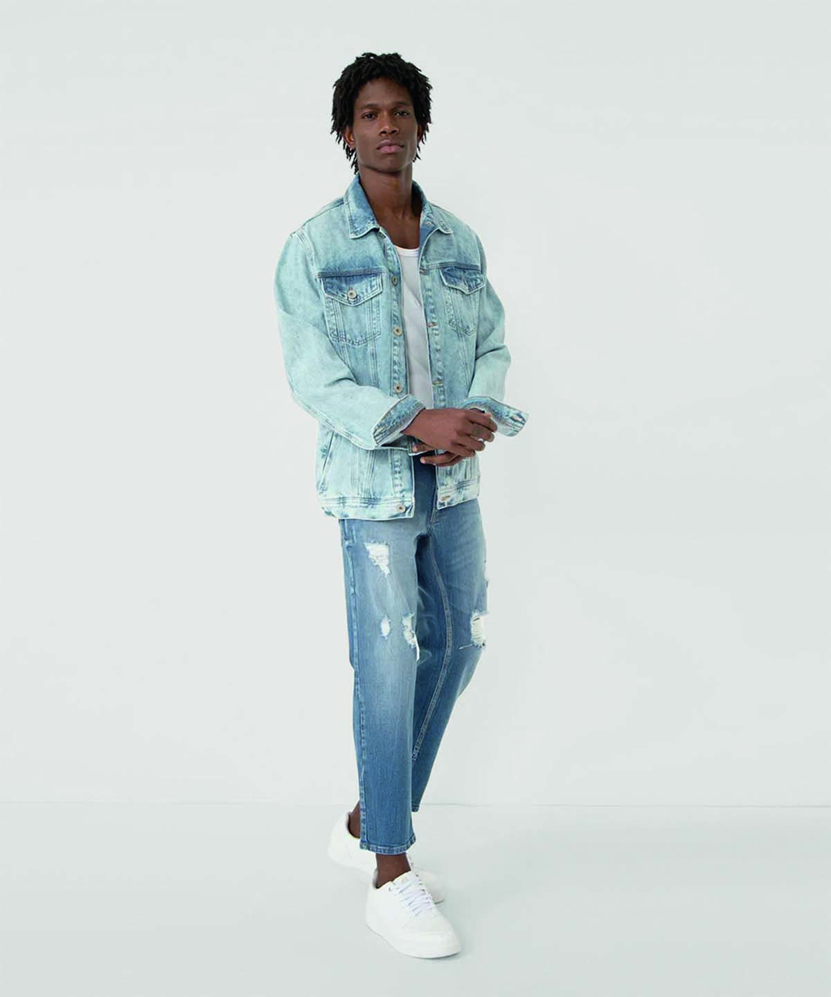 Modelo negro usa cal&ccedil;a e jaqueta jeans destroyed